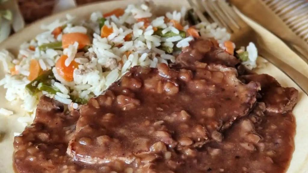 Filetes de ternera en salsa con arroz.