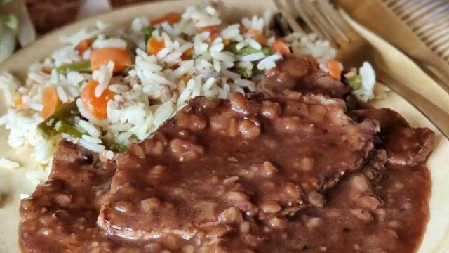 Filetes de ternera en salsa con arroz.