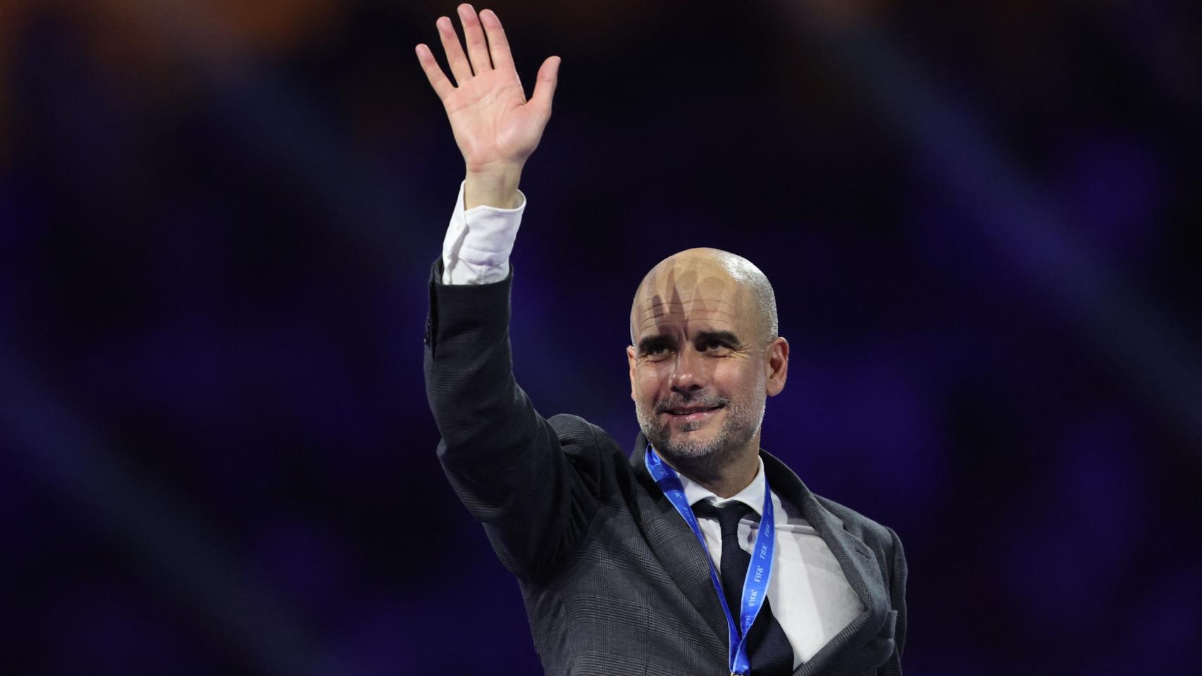 Pep Guardiola saluda a la afición del Manchester City tras ganar el Mundial de Clubes.