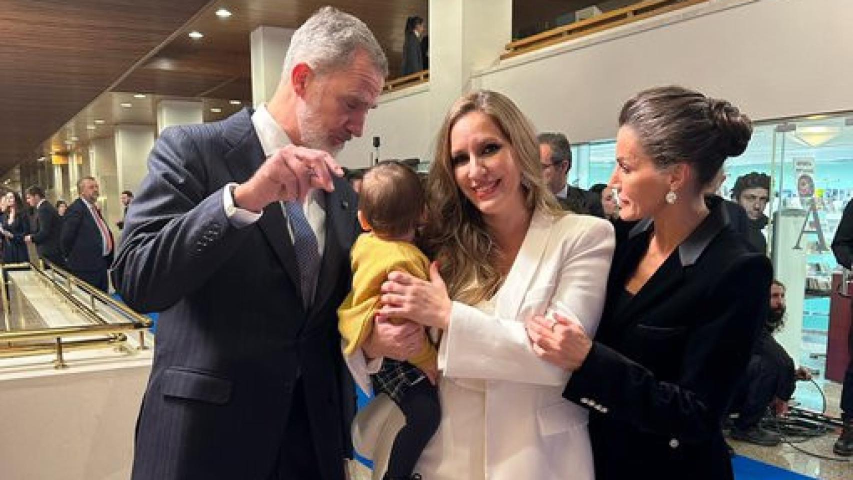 María Toledo y su hijo Vicente con los Reyes Felipe y Letizia en el Auditorio Nacional