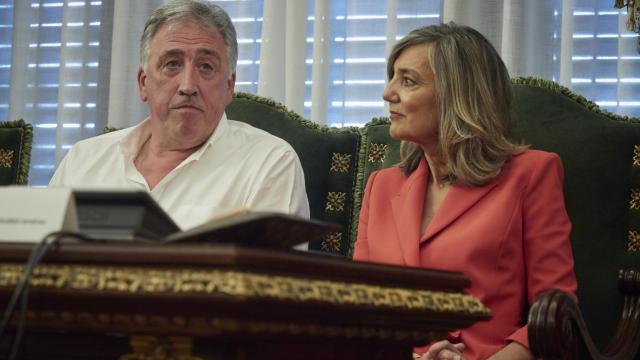 A la derecha, la aún alcaldesa de Pamplona Cristina Ibarrola (UPN), a la izquierda, el futuro alcalde, Joseba Asiron (Bildu).