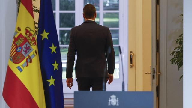 Pedro Sánchez abandona Moncloa, para dirigirse a su viaje a Irak, con una comitiva de periodistas elegida a dedo.