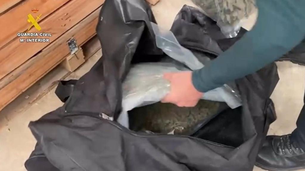 Detenidos dos hombres mientras ocultaban paquetes de marihuana.