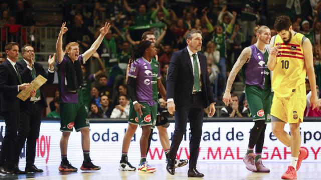 Los jugadores del Unicaja celebran la victoria frente al FC Barcelona