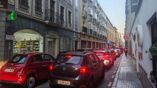 Tráfico intenso en una de las calles del barrio del Soho de Málaga.