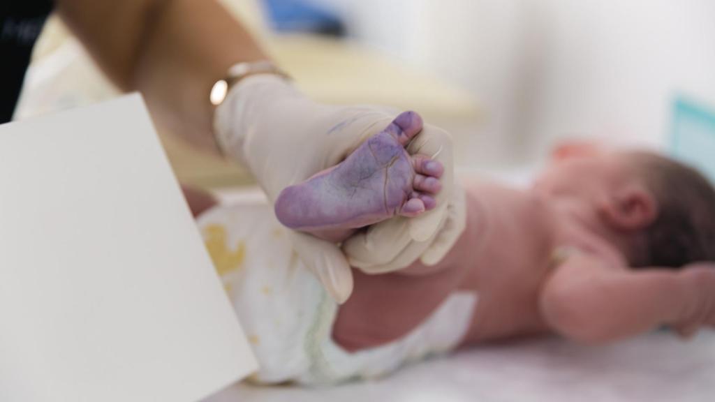 Un bebé al que se le ha tomado la huella plantar.
