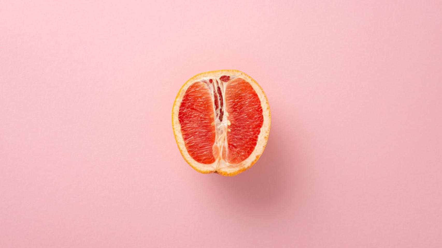 El pomelo se emplea con frecuencia como representación de la anatomía genital femenina.