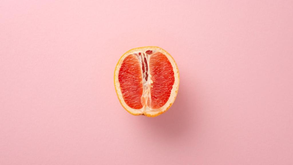 El pomelo se emplea con frecuencia como representación de la anatomía genital femenina.