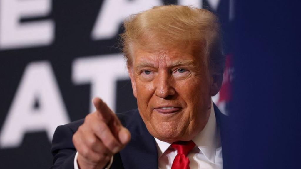 El candidato y expresidente republicano Donald Trump asiste a un evento de campaña en Iowa.