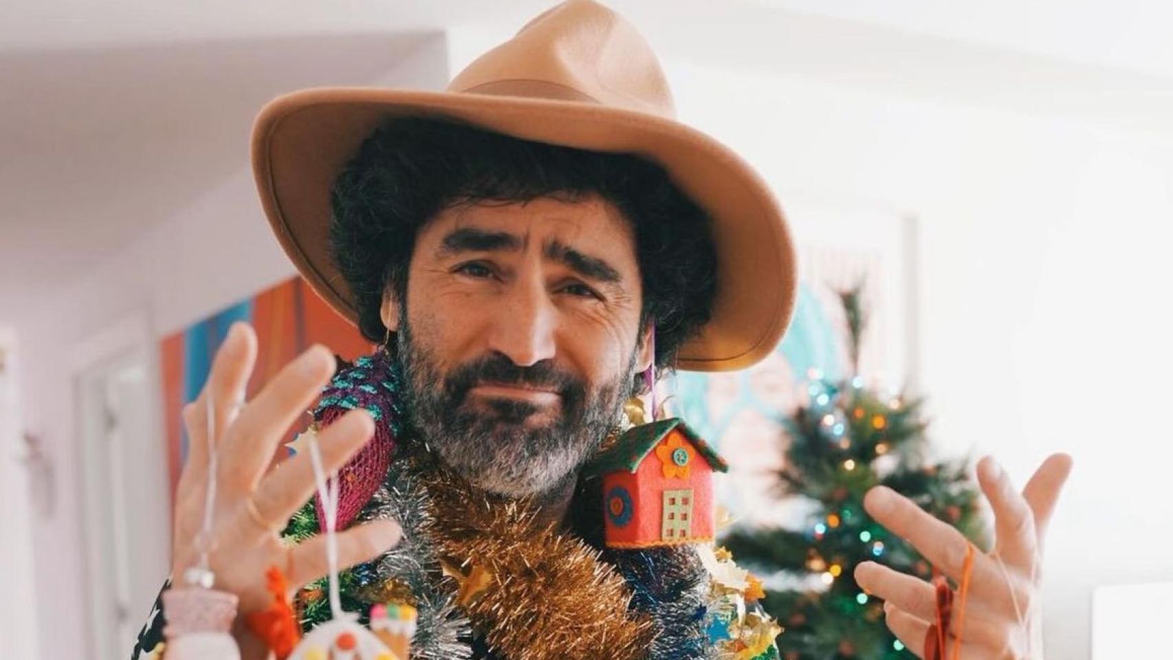 Raúl Gómez posa con adornos navideños.