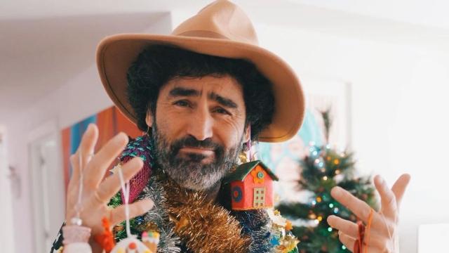 Raúl Gómez posa con adornos navideños.