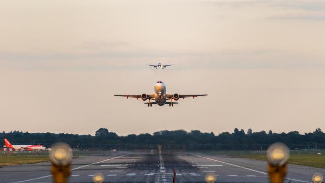 Aviones de las aerolíneas easyJet despegan del aeropuerto de Gatwick.
