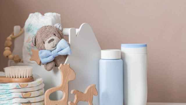 Imagen de una cesta con productos para bebés.
