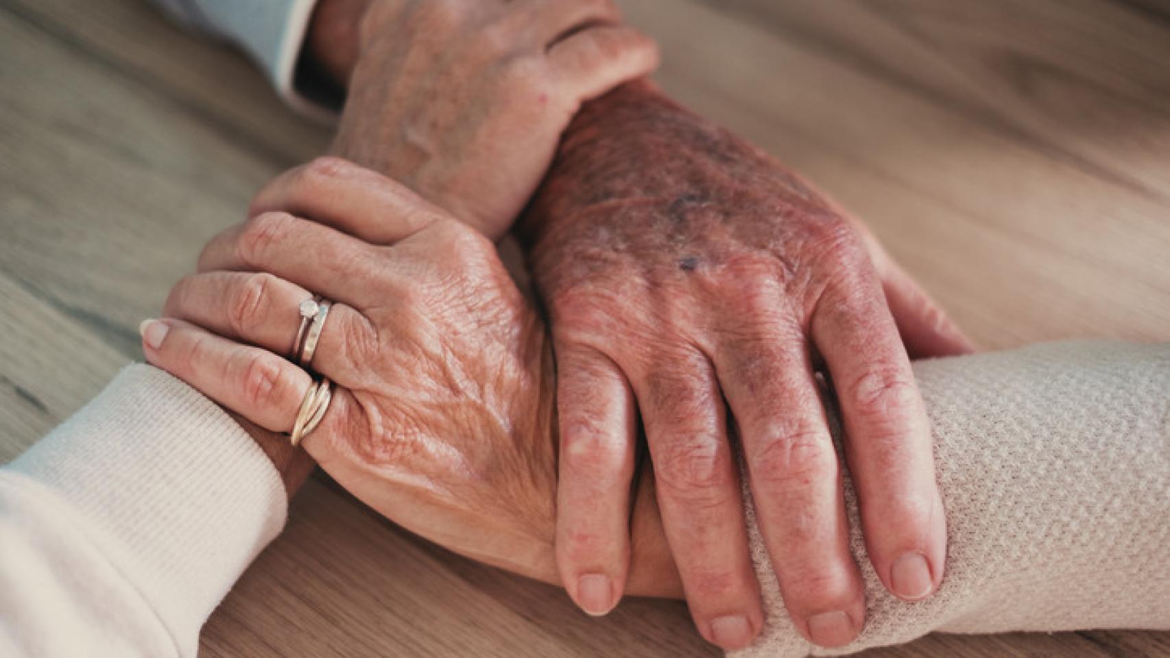 Imagen de personas mayores tomadas de la mano