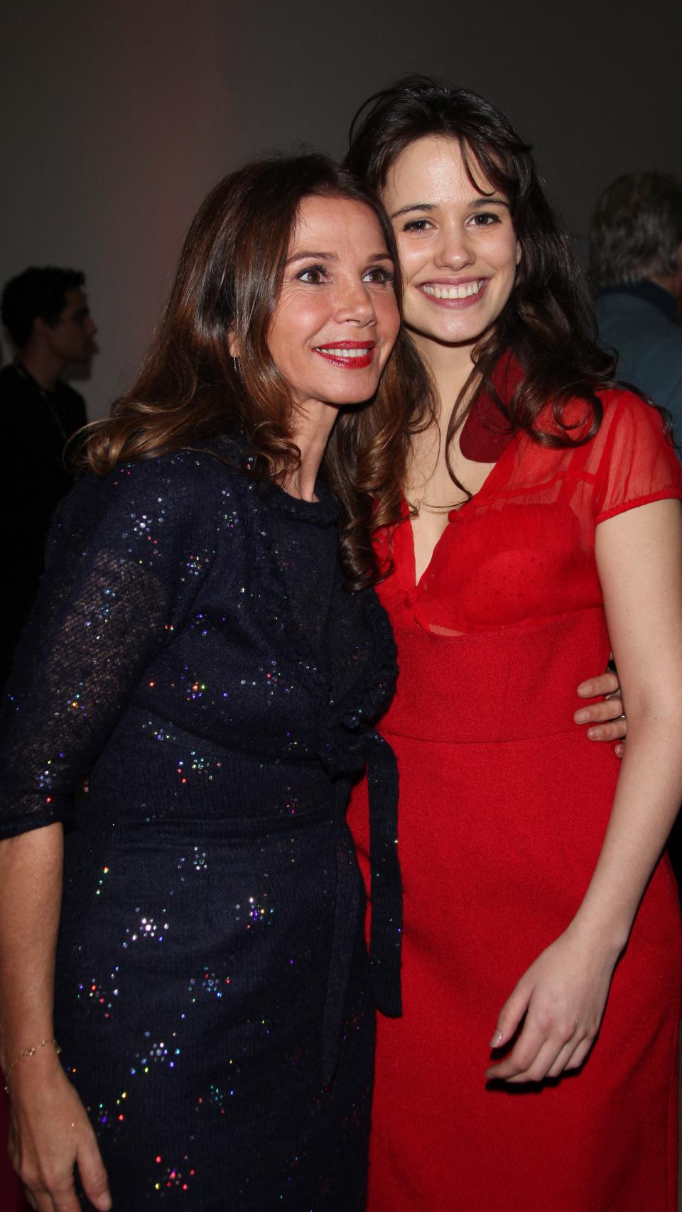 Ambas actrices posando juntas en un acto público en París, en 2011.