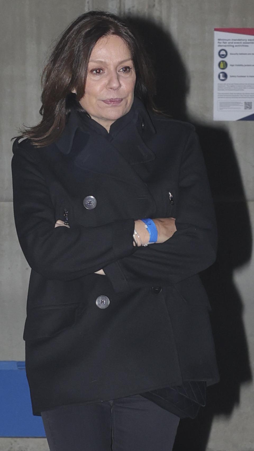 Nuria González, seria y de negro, saliendo del espectáculo con sus hijos.