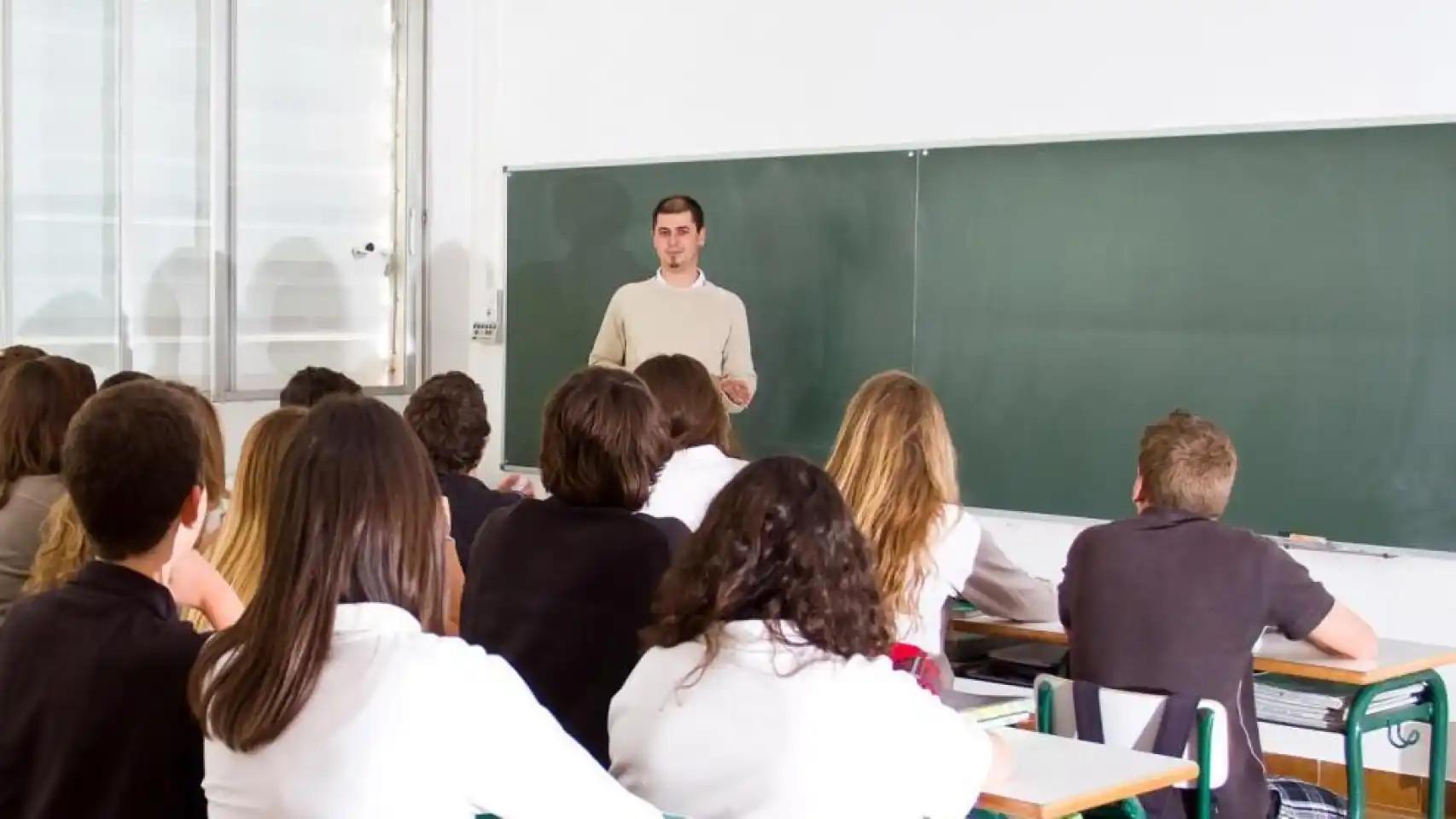 Un profesor dando clase.