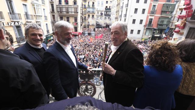 Asiron, en el balcón del Ayuntamiento de Pamplona