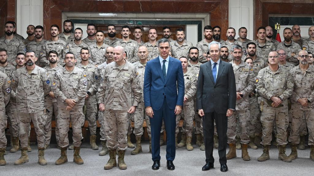 Pedro Sánchez junto a las tropas durante su visita a Irak