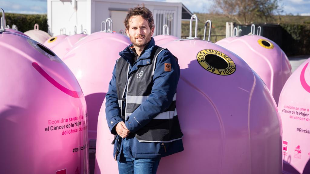 Julio Tinaquero, de Ecovidrio, junto a los 'iglús' rosas contra el cáncer de mama.