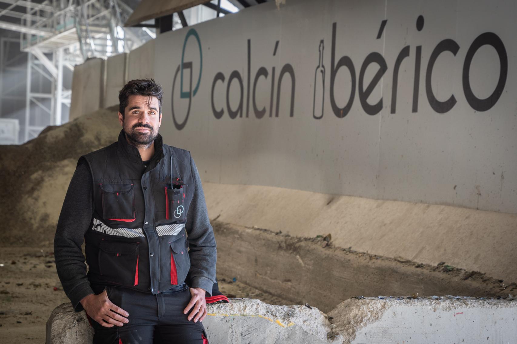 Víctor Arcos, de Calcín Ibérico, en la planta de reciclaje de vidrio.
