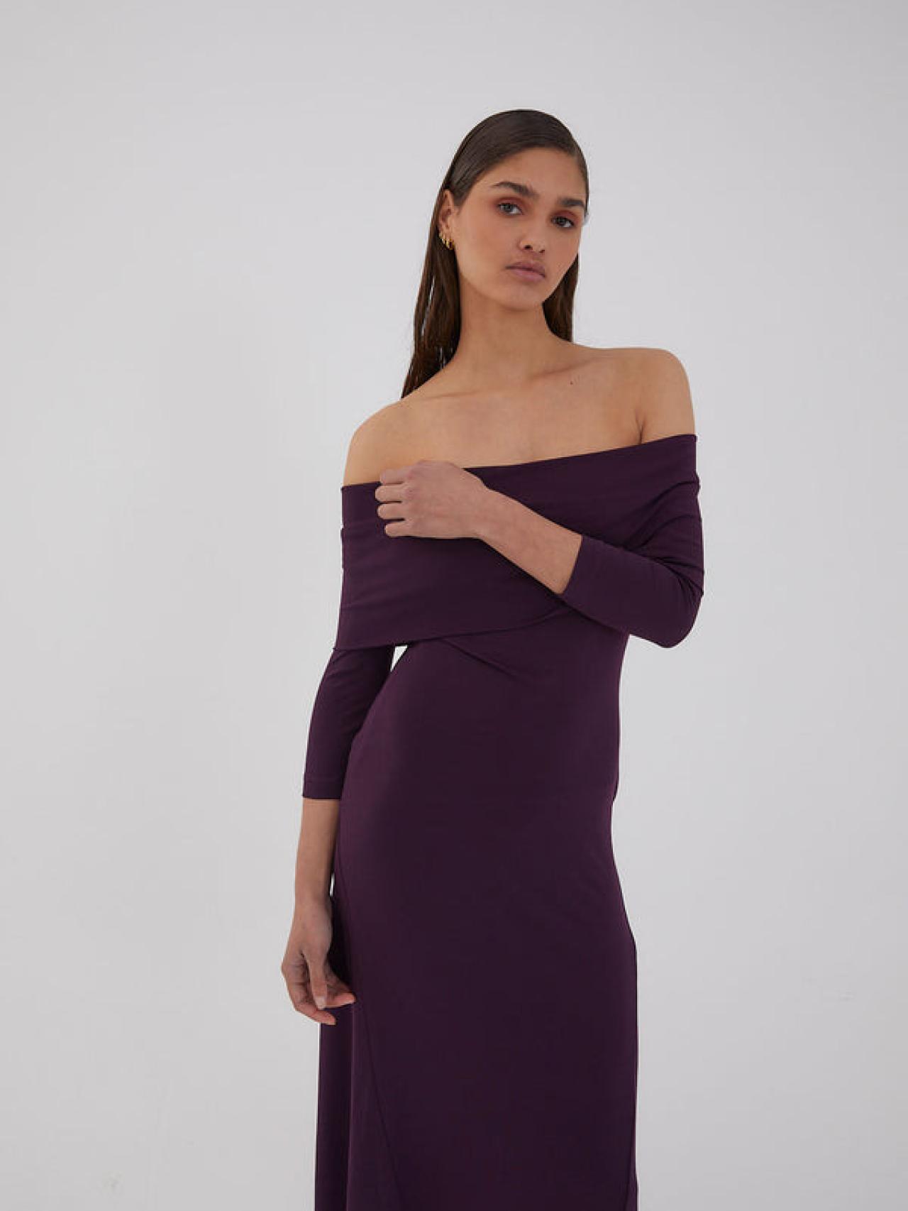 Otro d elos colores en los que está disponible el vestido que ha lucido Mar Flores.