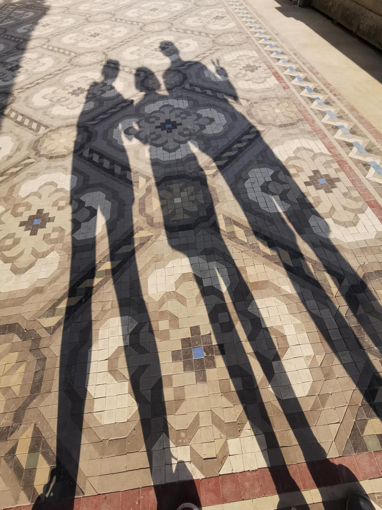 La sombra de Cova (c.), junto a las de sus padres, Nuria (i.) y José Luis (d.).