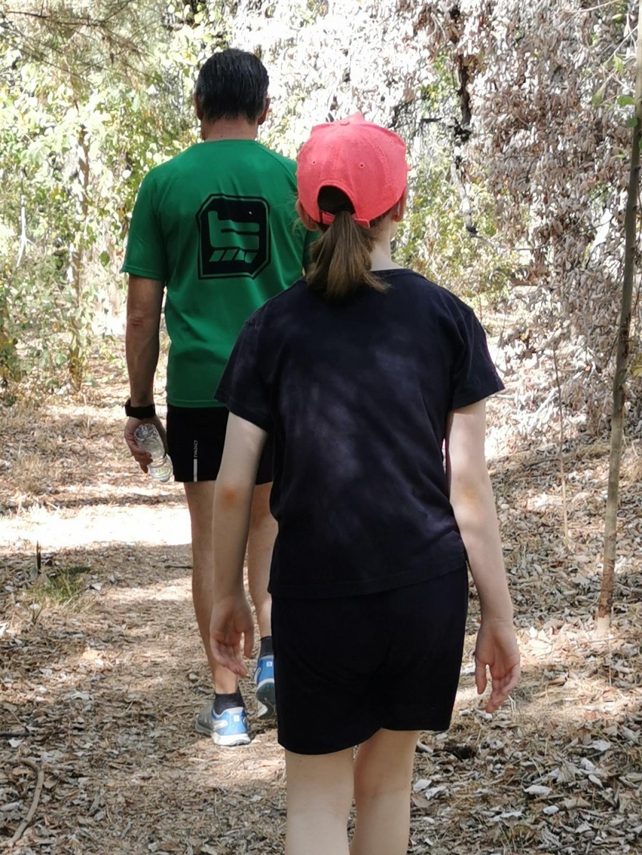 Cova, paseando junto a José Luis, su padre.