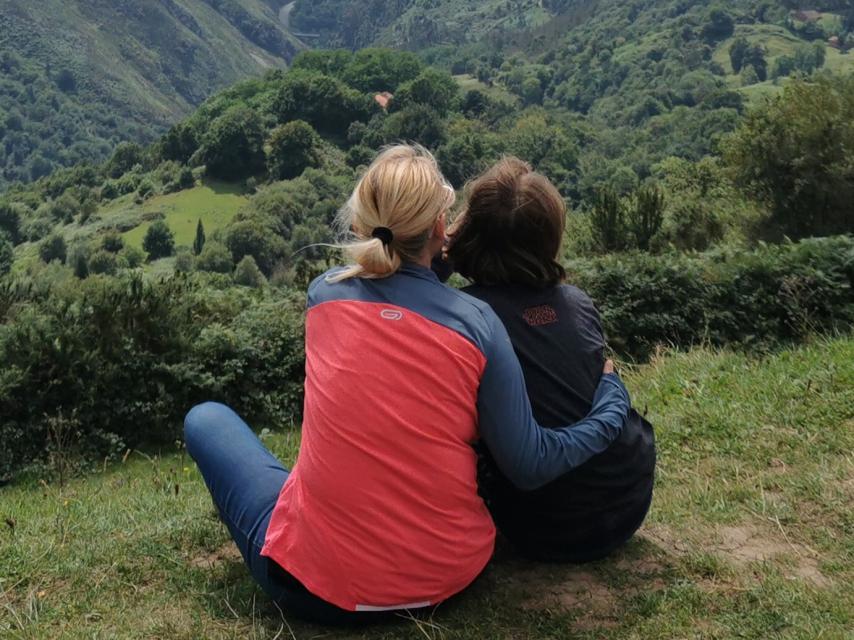 Cova, contemplando un paisaje junto a Nuria, su madre.