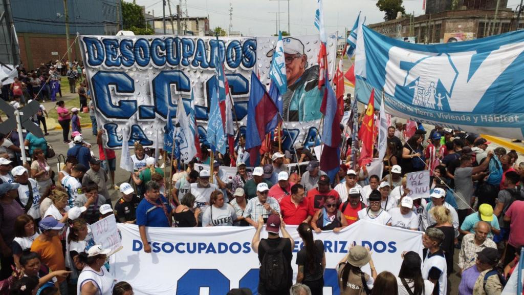 Los piquetes 'cortan' la Ruta 3 de Argentina a la altura del partido bonaerense de La Matanza, este jueves.