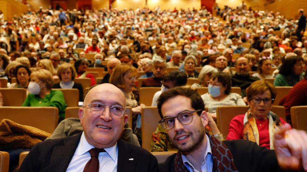El alcalde de Valladolid, Jesús Juñio Carnero, y el concejal de Personas Mayores, Familia y Servicios Sociales, Rodrigo Nieto, asisten a la apertura del Concierto de Navidad para Personas Mayores de los Centros de Vida Activa