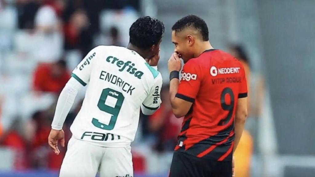 Endrick y Vitor Roque, durante un partido en Brasil