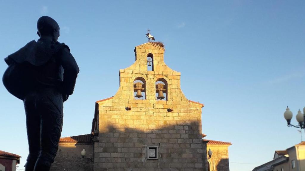 Paco Pallares, el primer matador de toros nacido en La Fuente de San Esteban, con una estatua en la Plaza Mayor