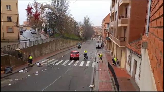 Los operarios de la limpieza de Benavente limpian las calles mientras los coches circulan y sin ninguna patrulla de la Policía Local controlando