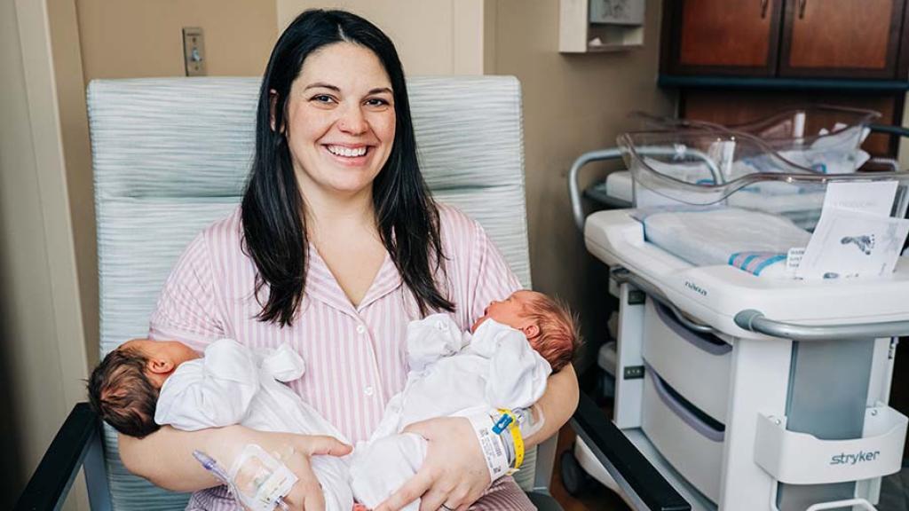 Kelsey Hatcher y las dos gemelas nacidas de úteros distintos.
