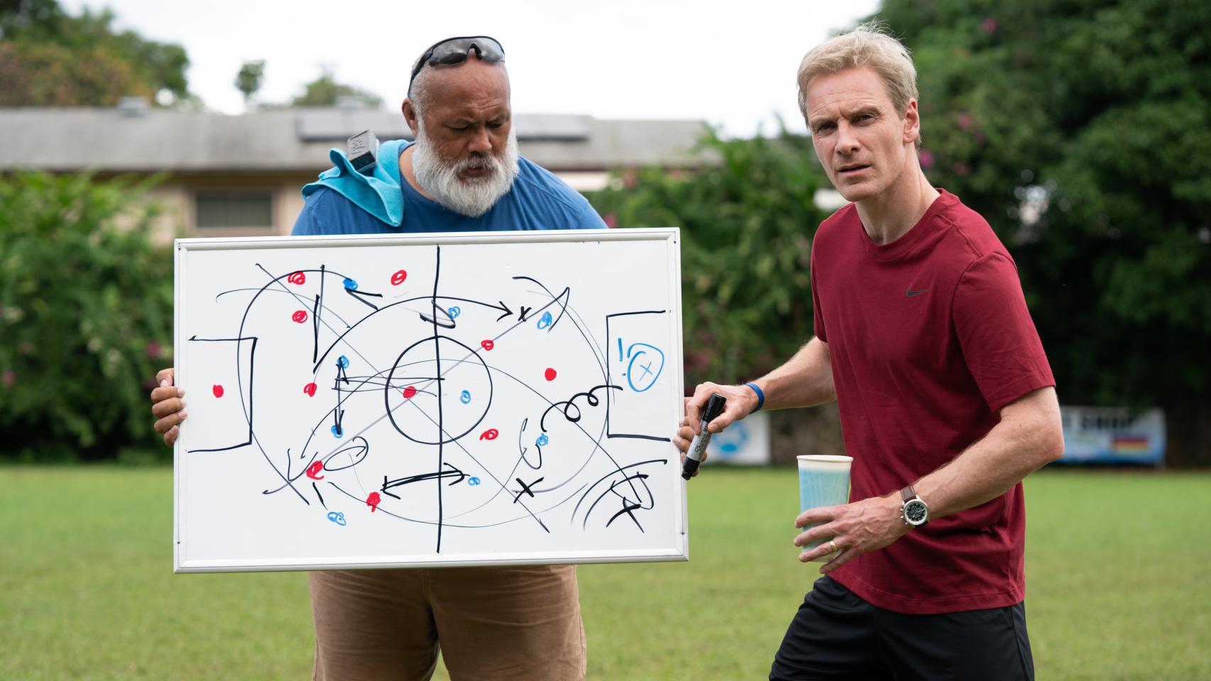 Michael Fassbender (a la derecha) en 'El peor equipo del mundo'