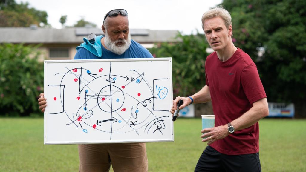 Michael Fassbender (a la derecha) en 'El peor equipo del mundo'