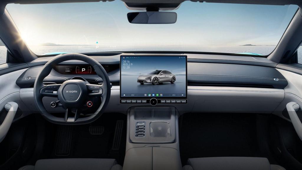 El interior del Xiaomi SU7 está dominado por una pantalla de 16,1 pulgadas con HyperOS
