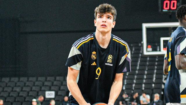 Hugo González, en un calentamiento con el Real Madrid.