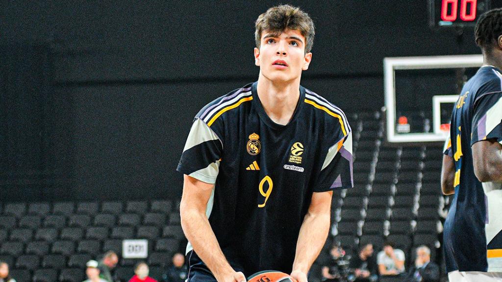 Hugo González, en un calentamiento con el Real Madrid.