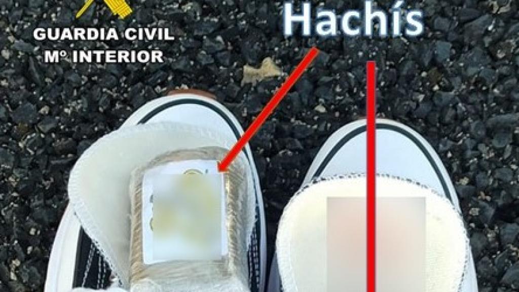 La droga estaba oculta en las zapatillas