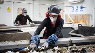 Dos trabajadores de la planta de reciclaje de Calcín Ibérico en Guadalajara separan manualmente los residuos. Esteban Palazuelos