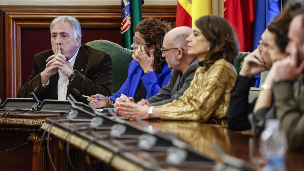 El nuevo alcalde de Pamplona, Joseba Asiron (EH Bildu), momentos antes de tomar el bastón de mando.