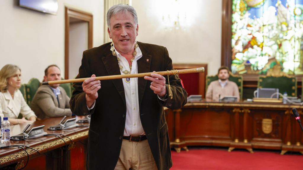 El diputado de EH Bildu, Joseba Asiron con el bastón de mando tras proclamarse alcalde de Pamplona.