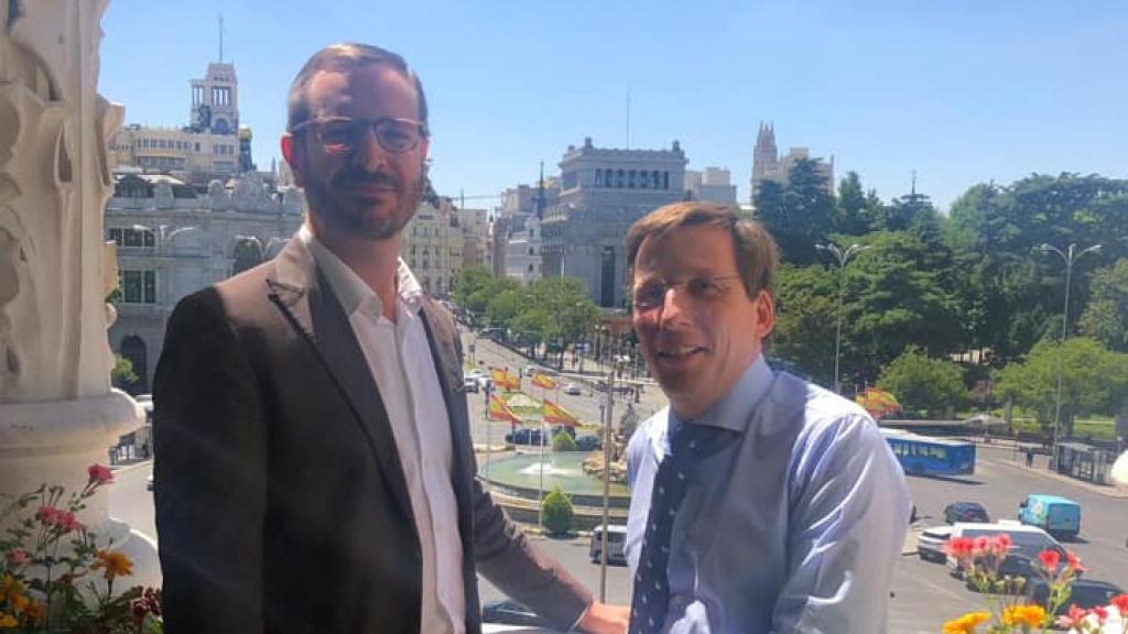 Javier Maroto junto a Almeida en su despacho.