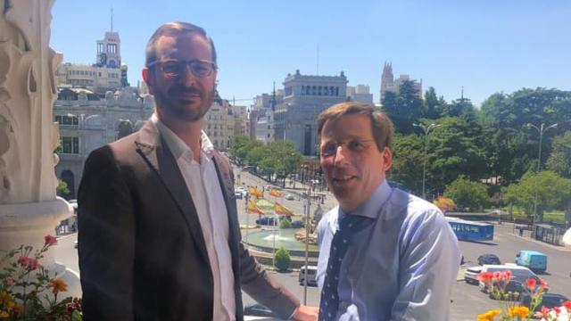 Javier Maroto junto a Almeida en su despacho.