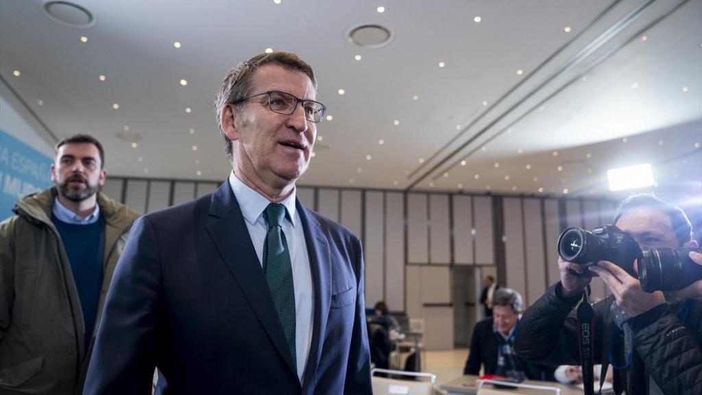 El líder del PP, Alberto Núñez Feijóo, este jueves a su llegada al Hotel VP de Madrid, donde ha hecho hoy balance del año 2023
