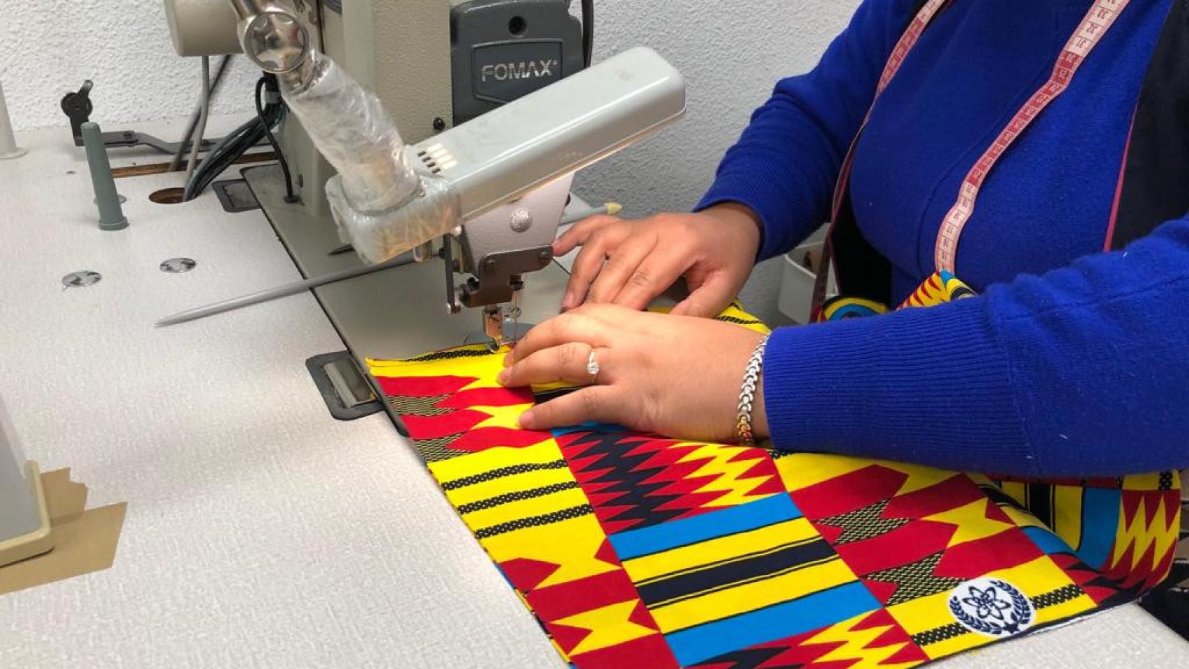 Mujer cosiendo en el taller de APRAMP.