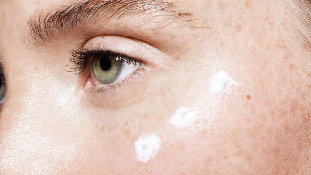 Una mujer, con crema.