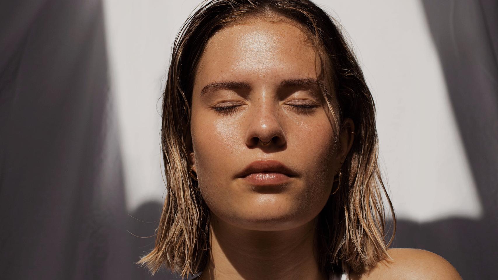 Una mujer, tomando el sol.